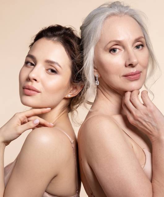 Foto representativa de dos mujeres con tratamiento facial con toxina botulínica en Medellín